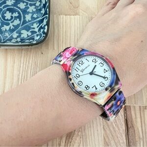 Geneva ladies floral fashion watch NEW BATTERY